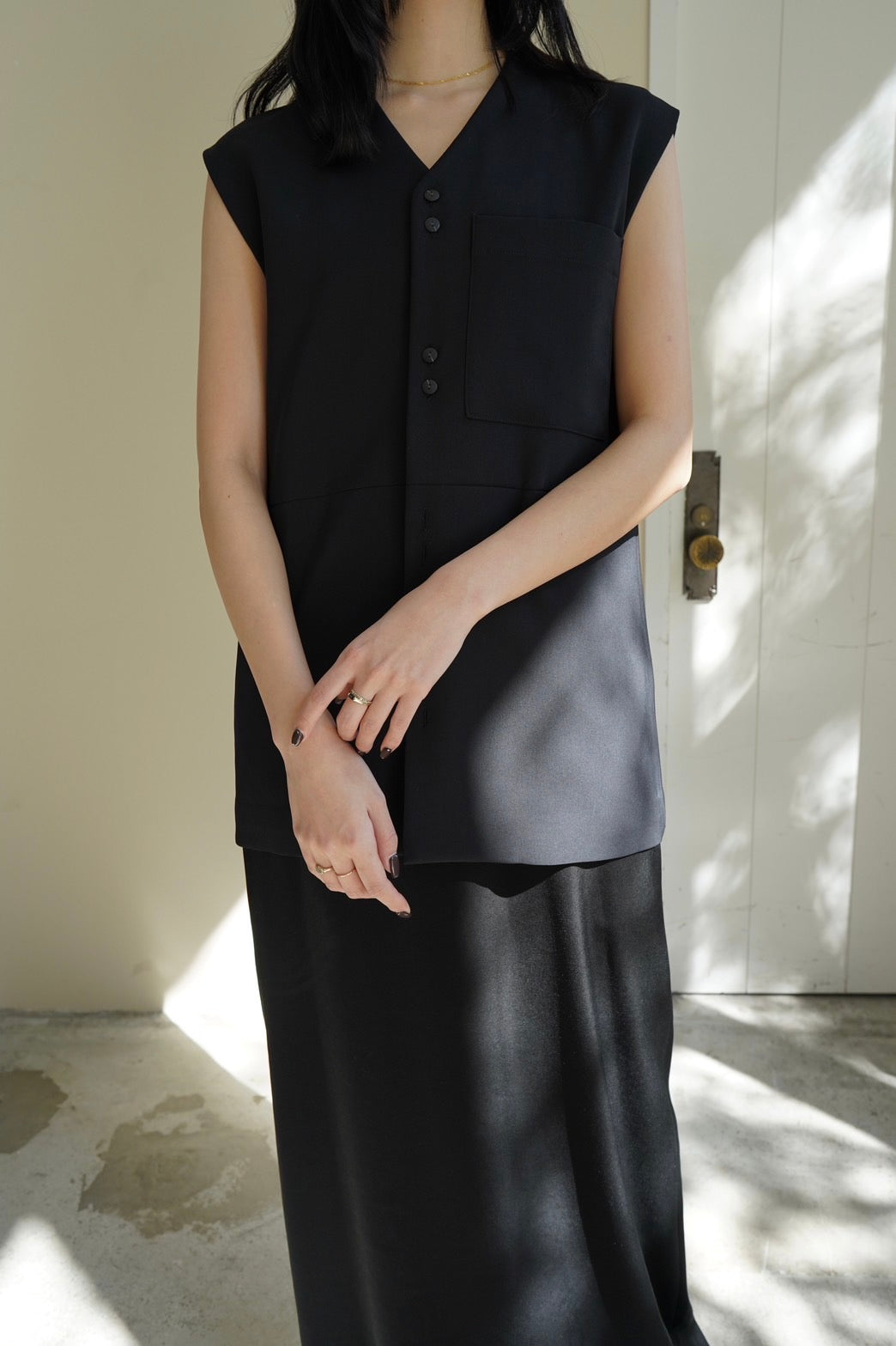 V-neck vest - BLACK