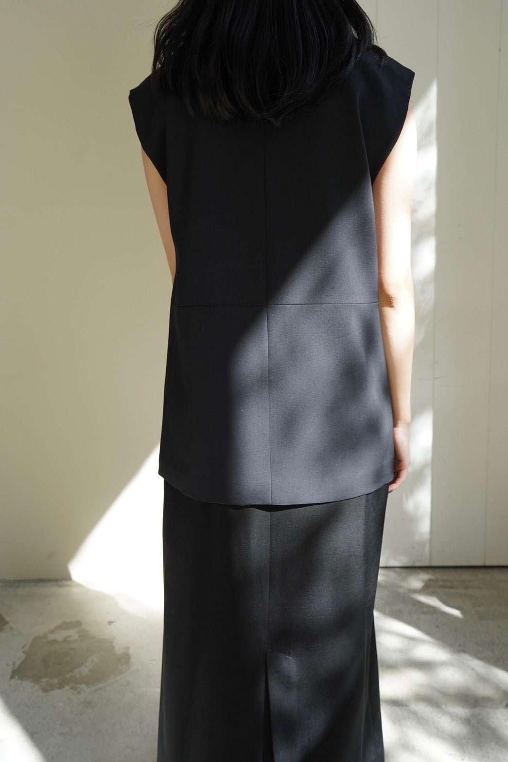 V-neck vest - BLACK