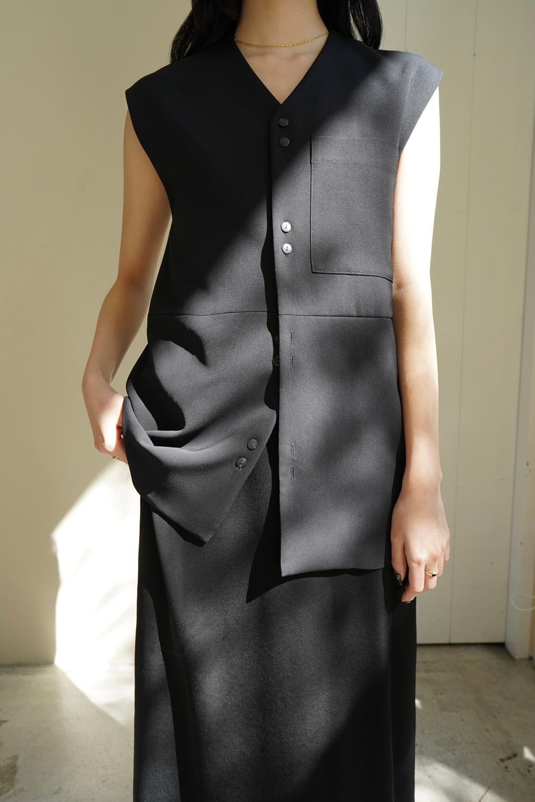 V-neck vest - BLACK