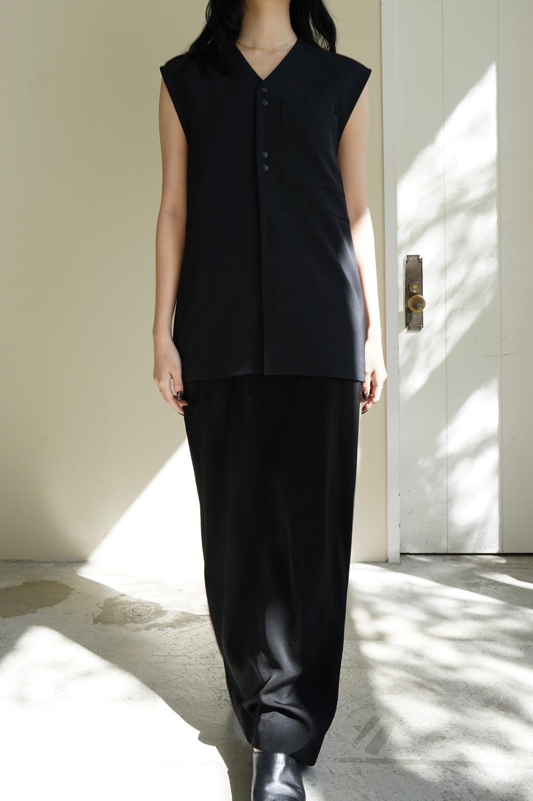 V-neck vest - BLACK