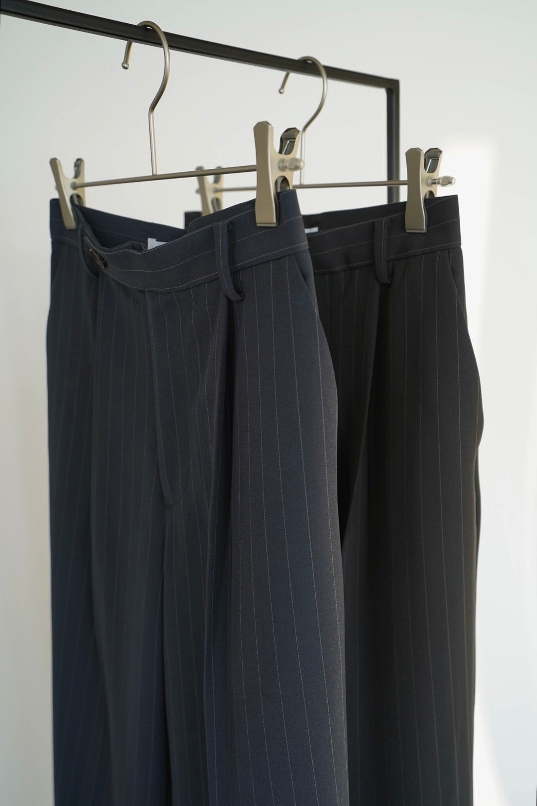 Stripe wide slacks - BLACK