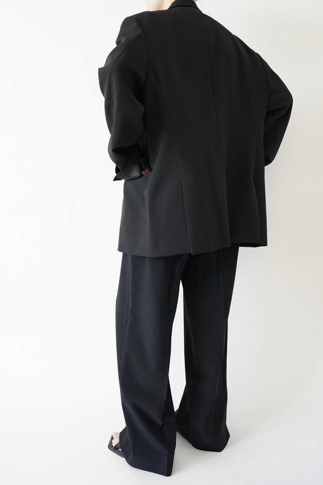Belted tuck pants - BLACK