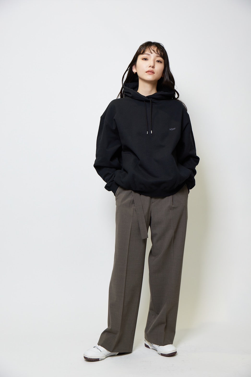 Belted tuck pants - BROWN