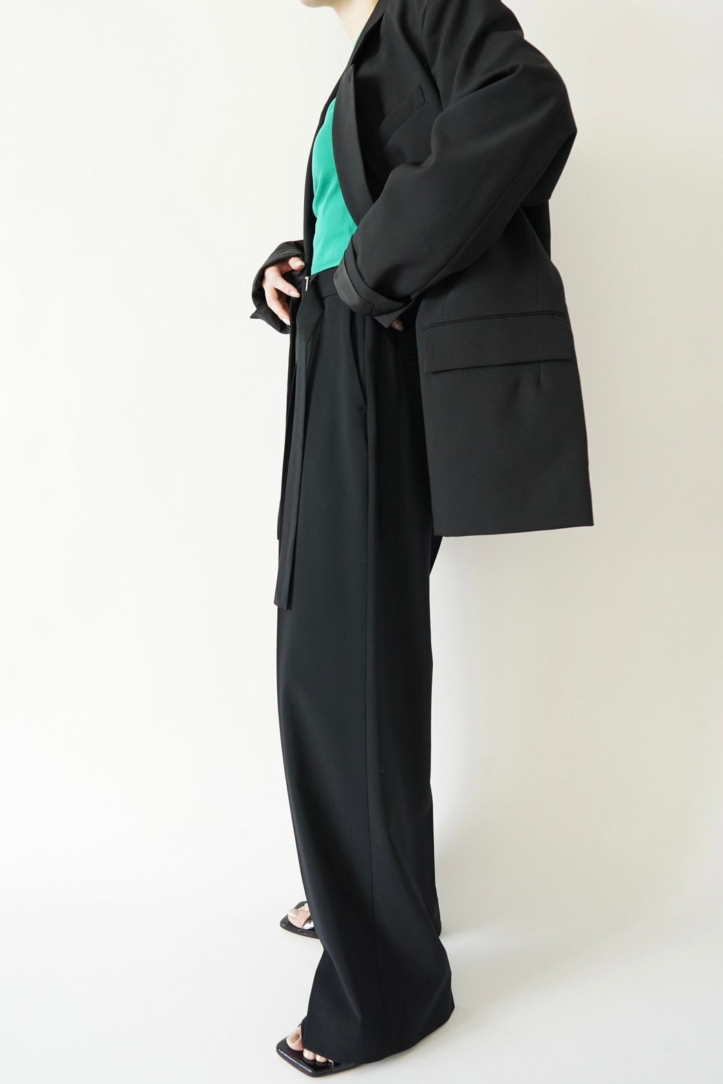 Belted tuck pants - BLACK