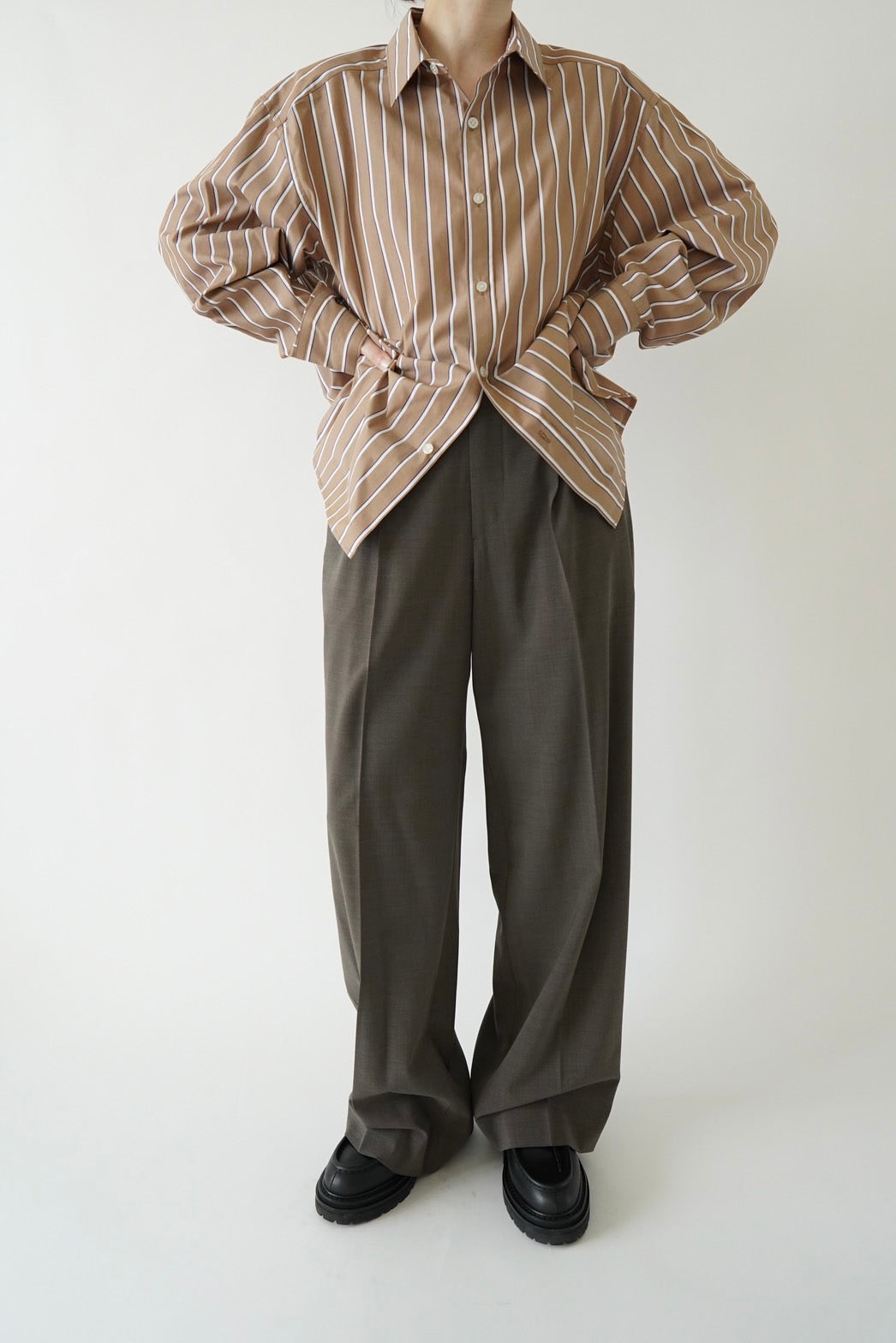 Belted tuck pants - BROWN