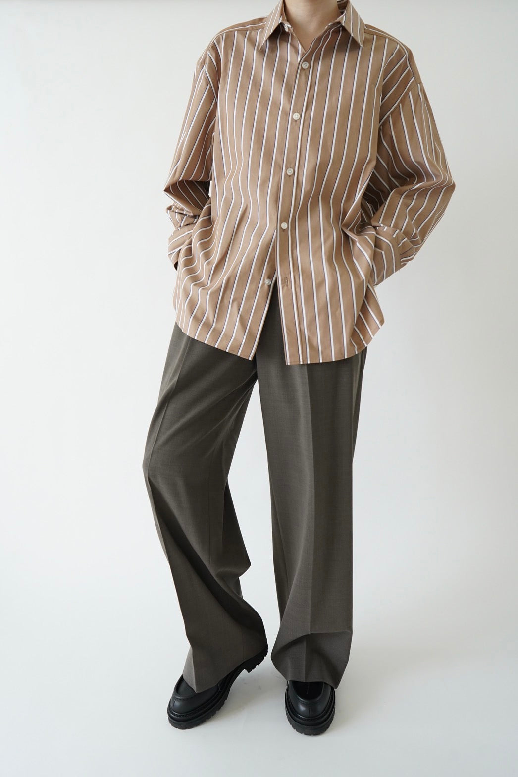 Belted tuck pants - BROWN