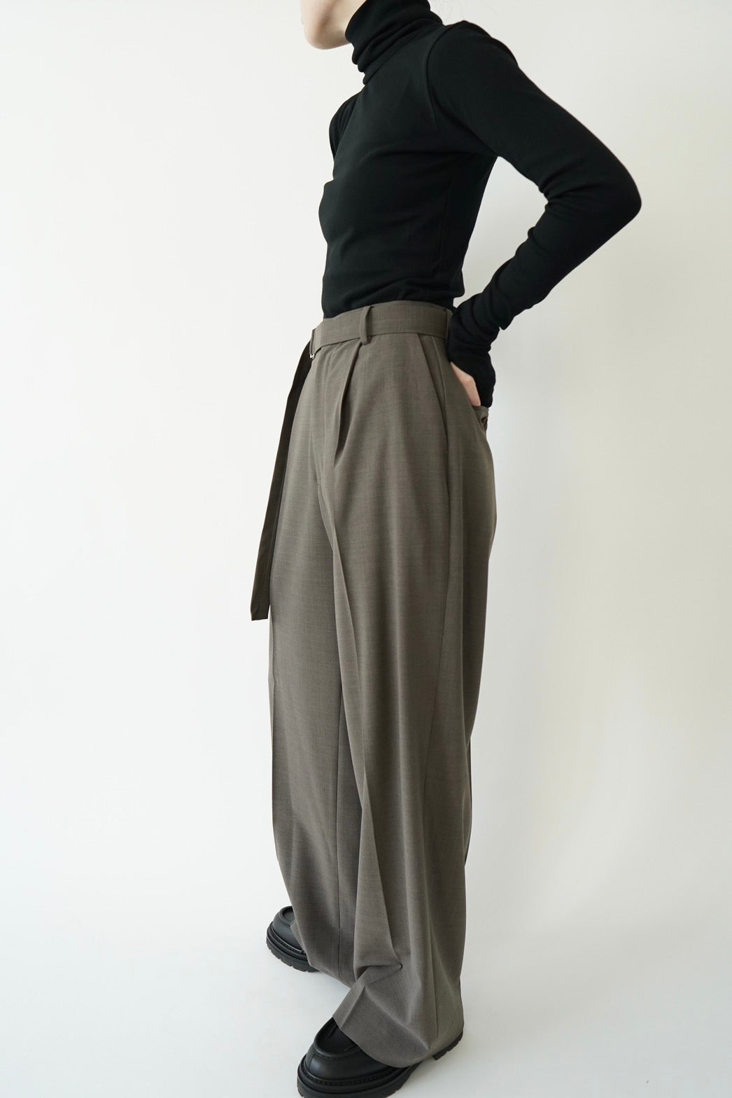Belted tuck pants - BROWN