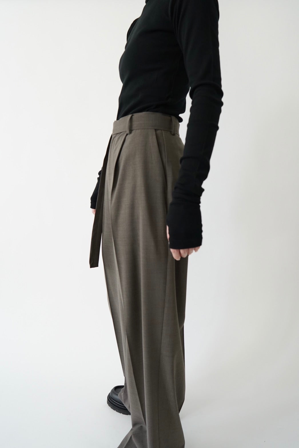 Belted tuck pants - BROWN