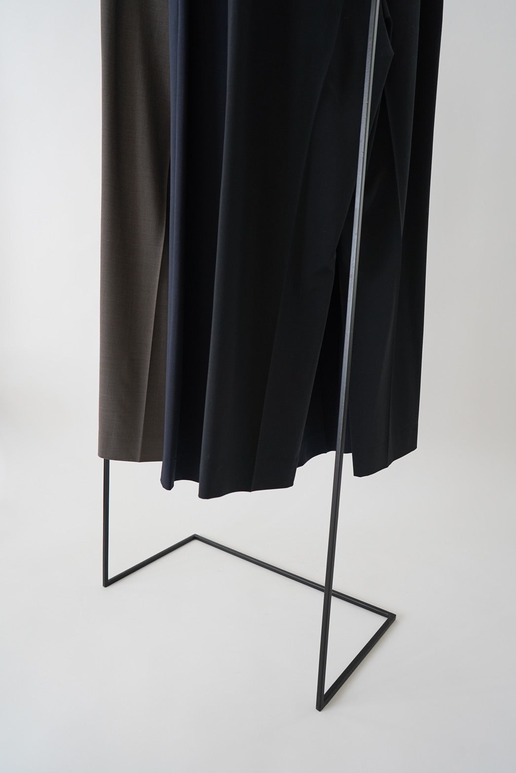 Belted tuck pants - BLACK