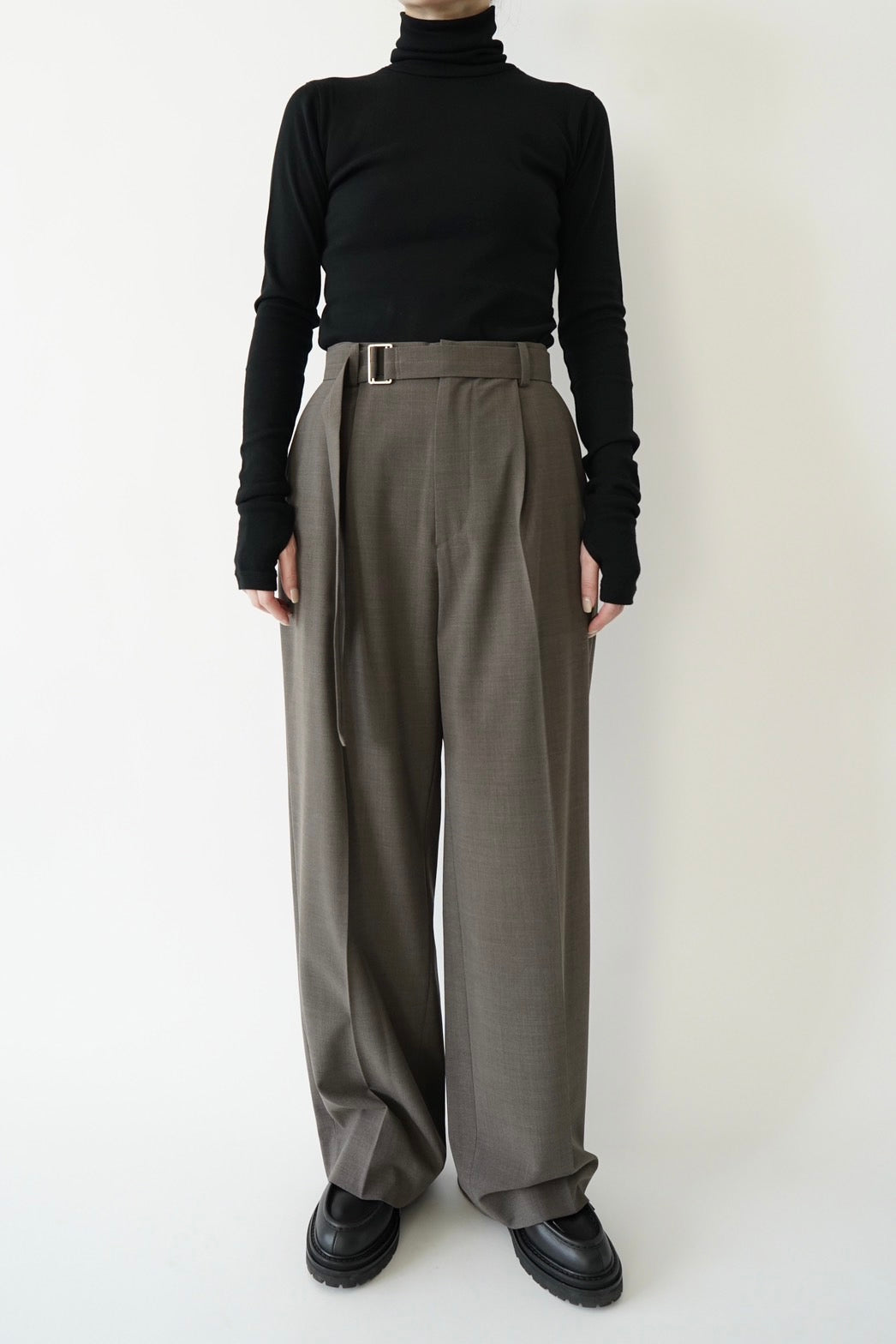 Belted tuck pants - BROWN