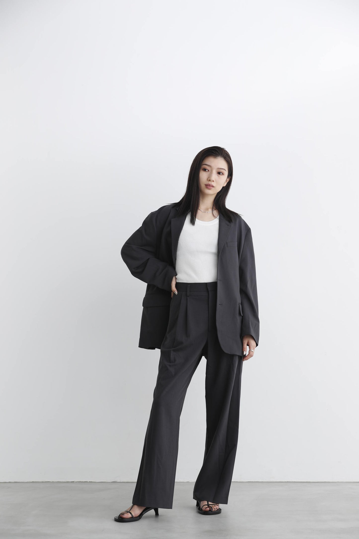 TUCK WIDE PANTS