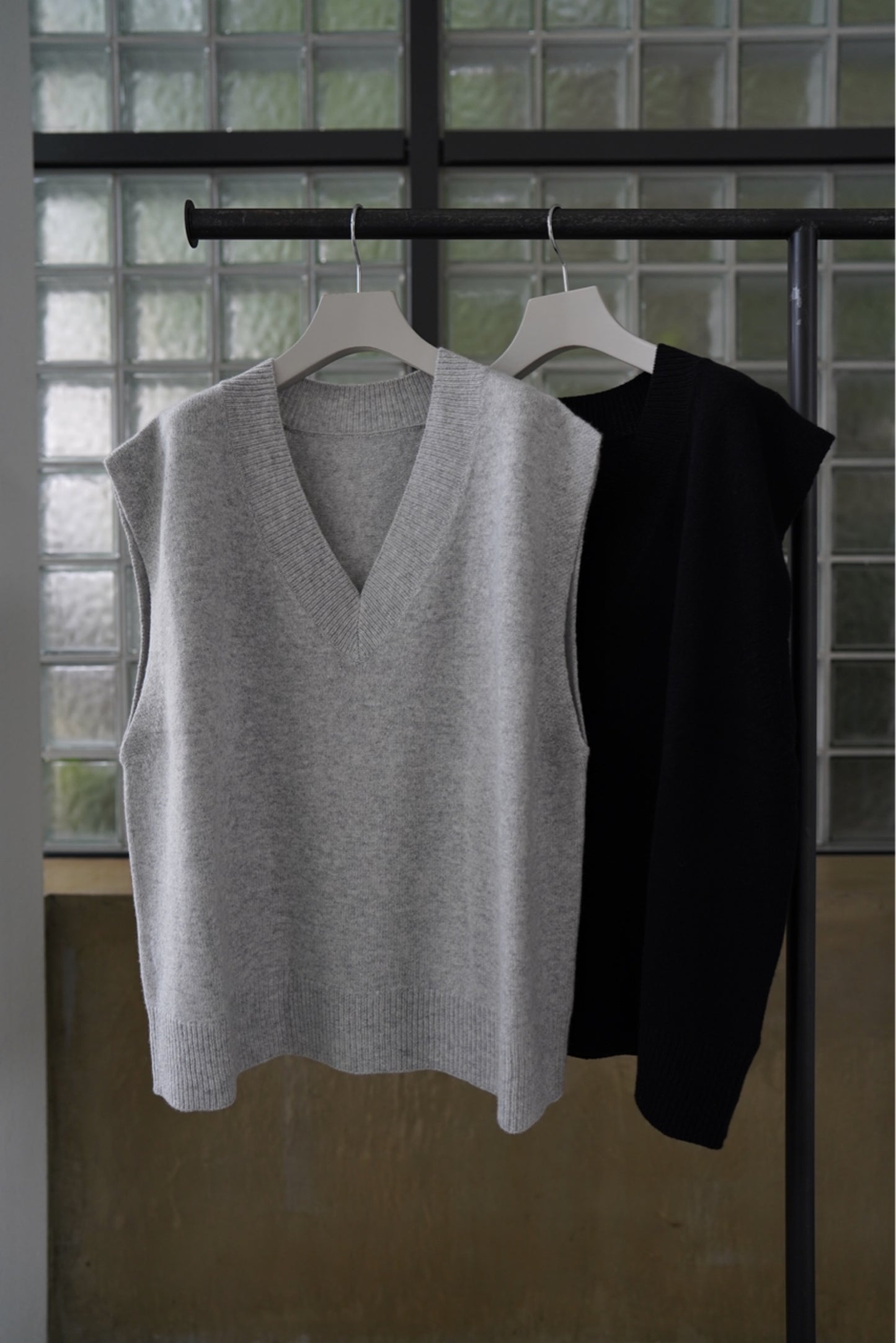 V-NECK KNIT VEST