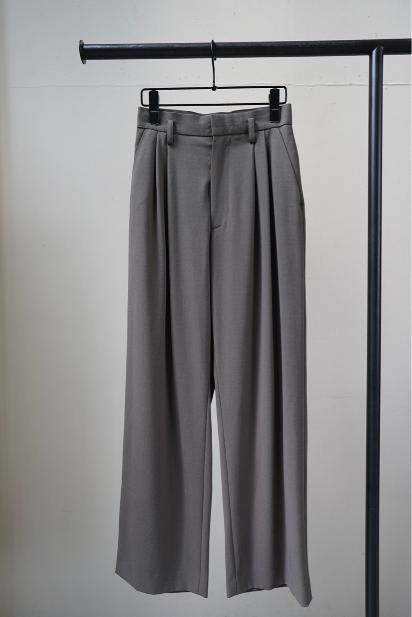 TUCK WIDE PANTS