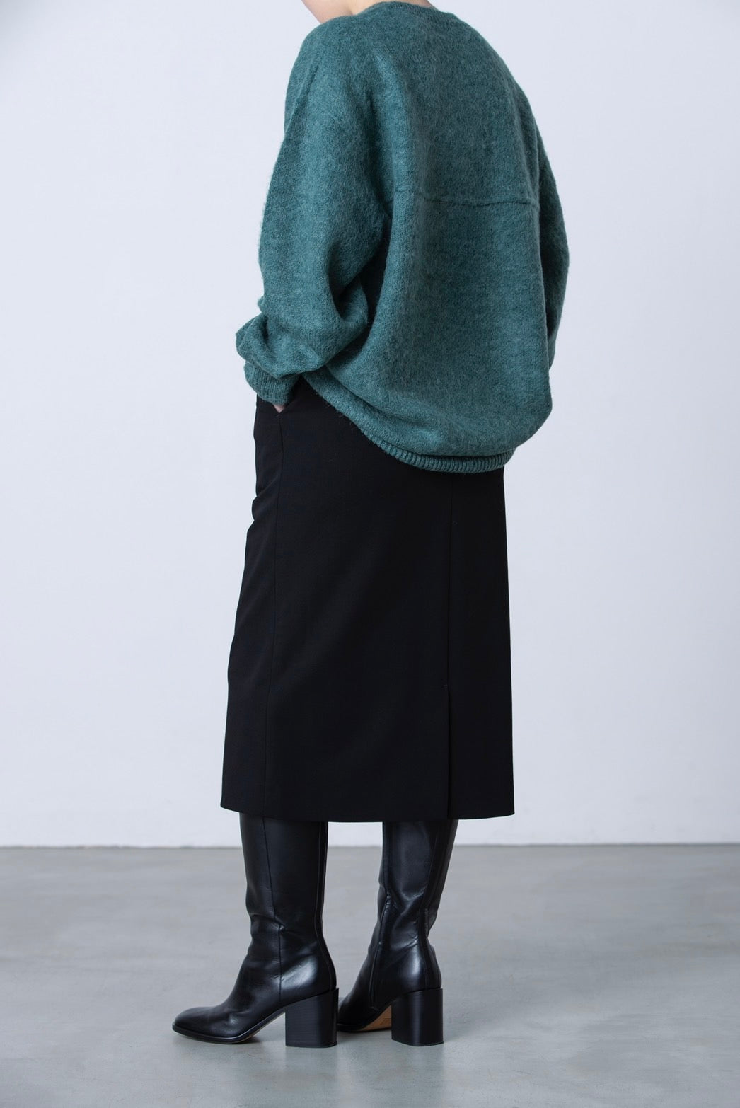 V-NECK OVERSIZED KNIT
