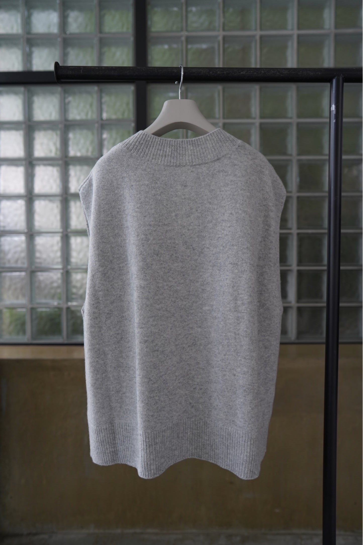 V-NECK KNIT VEST