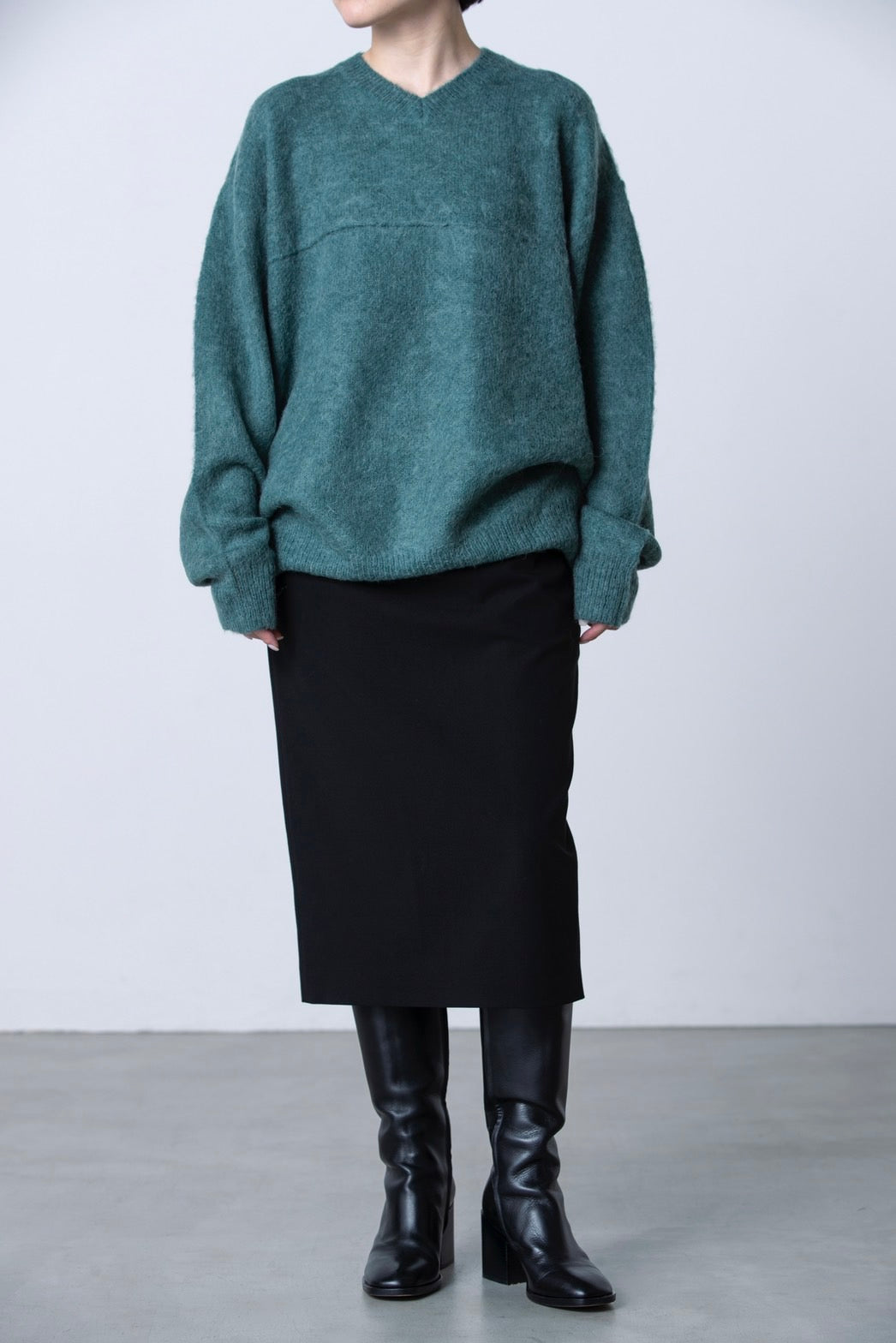 V-NECK OVERSIZED KNIT