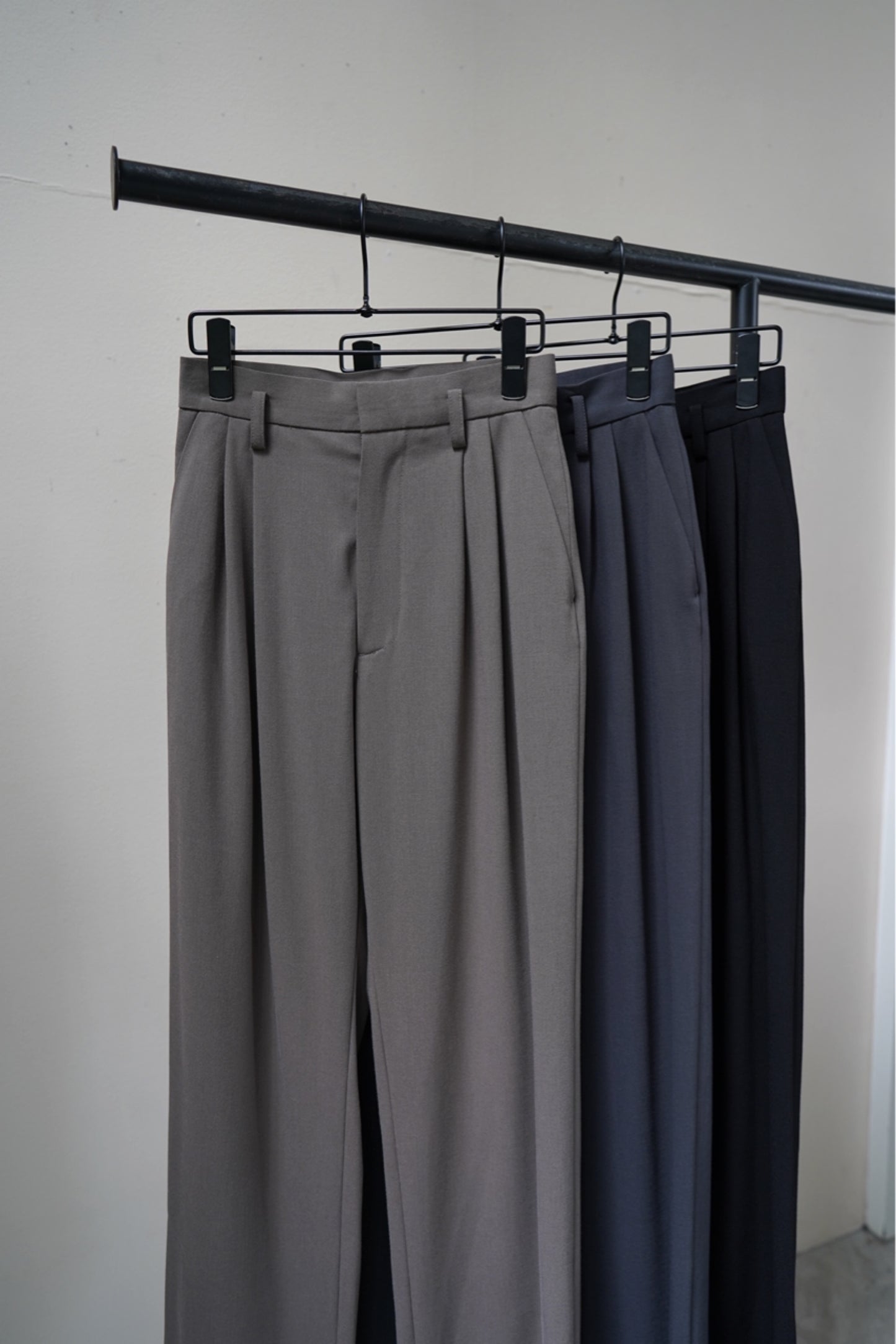 TUCK WIDE PANTS
