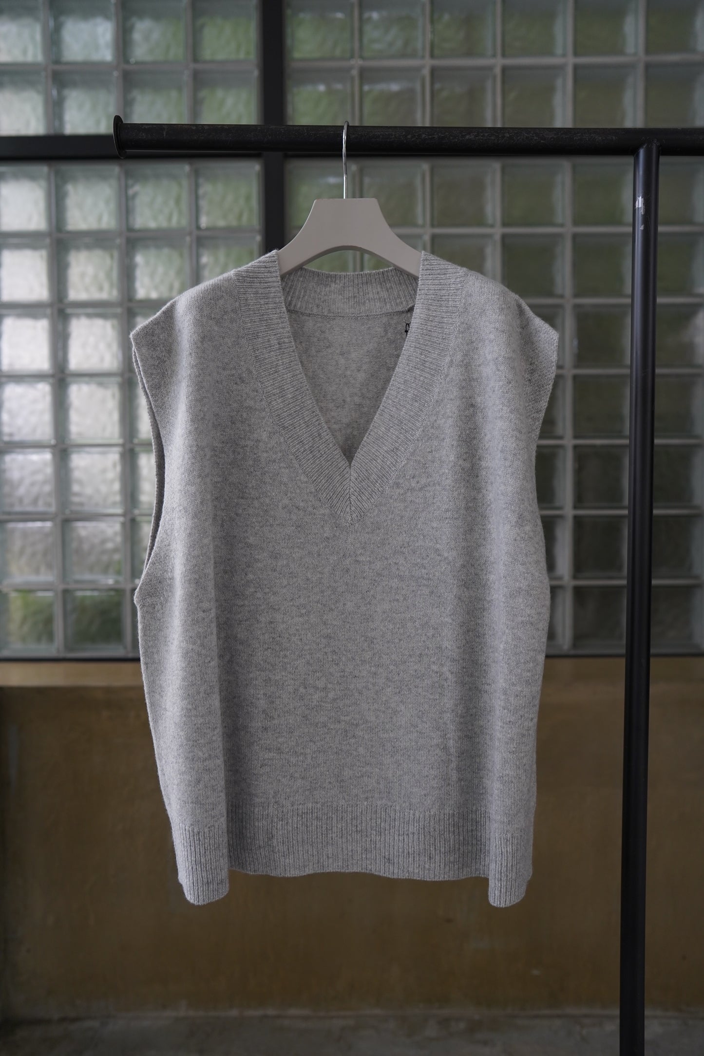 V-NECK KNIT VEST