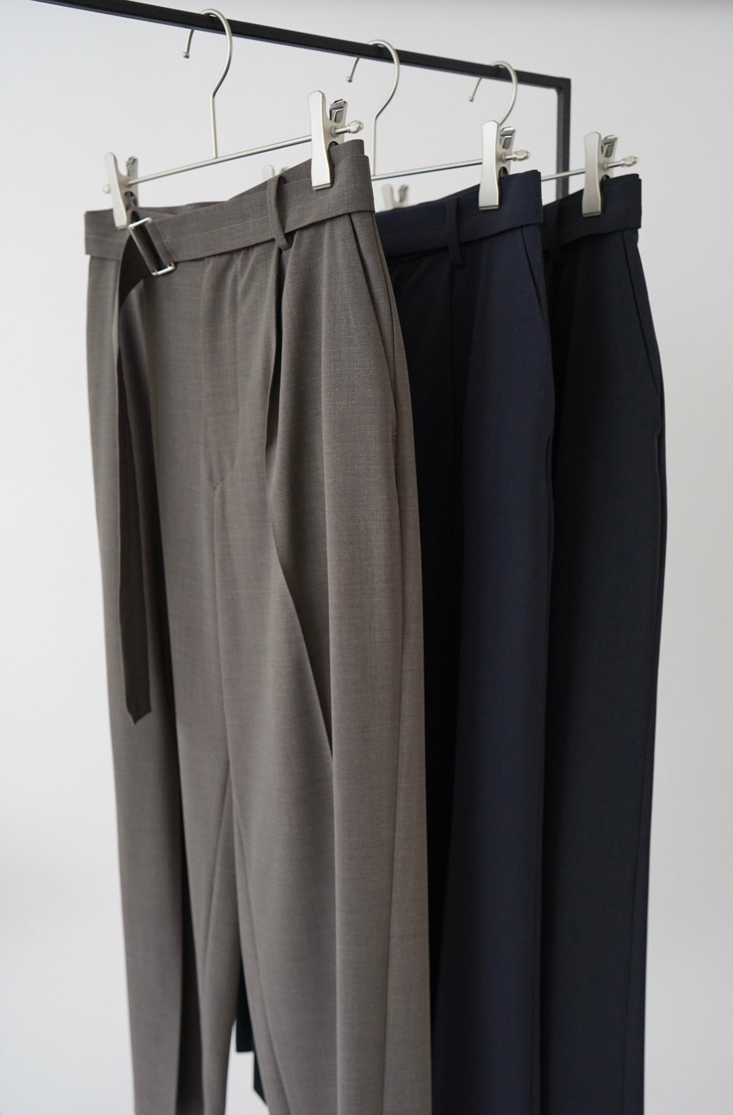 Belted tuck pants - BLACK