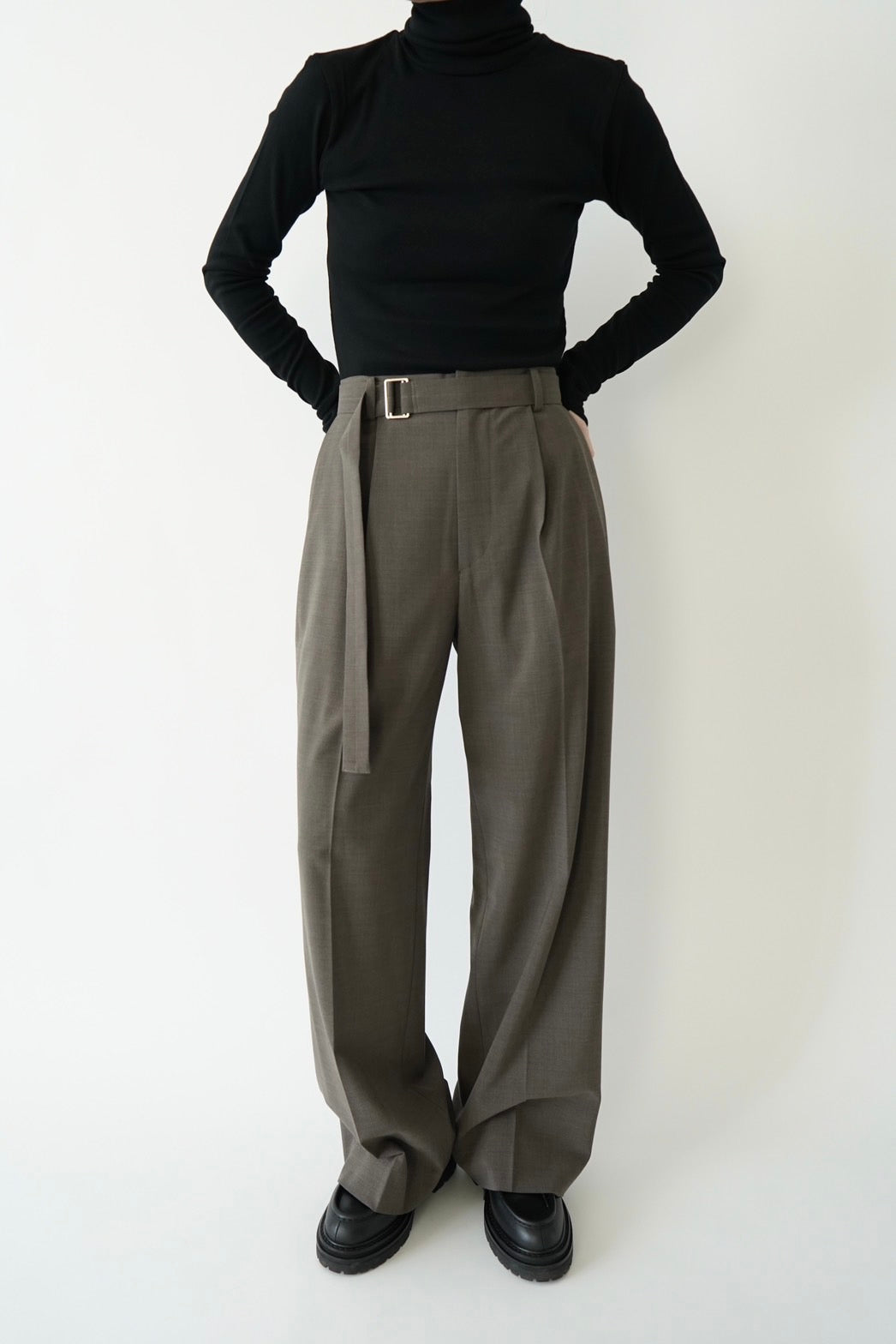 Belted tuck pants - BROWN