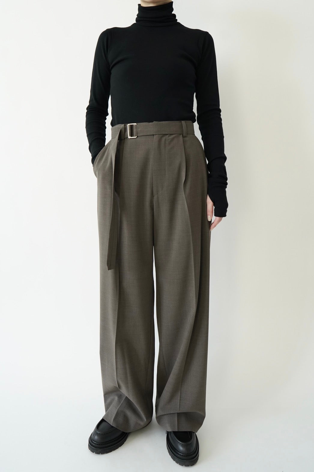 Belted tuck pants - BROWN